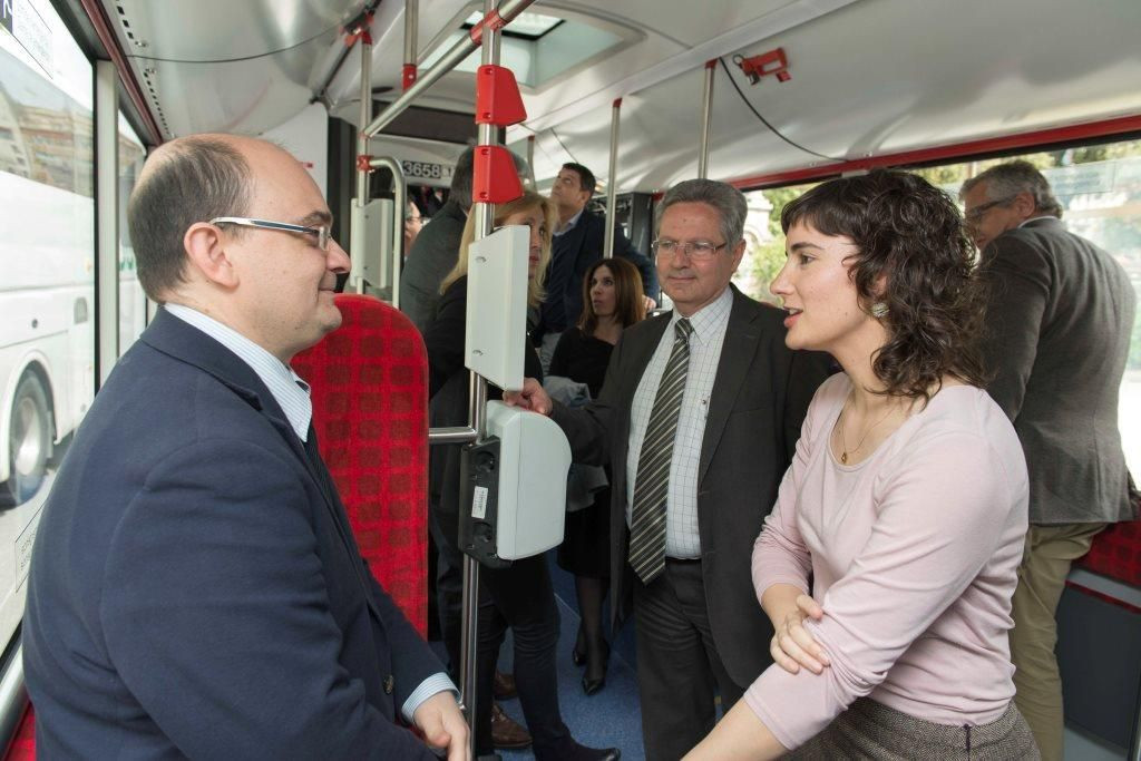 Enrique Cañas, consejero delegado de TMB, conversa con la presidenta, Mercedes Vidal