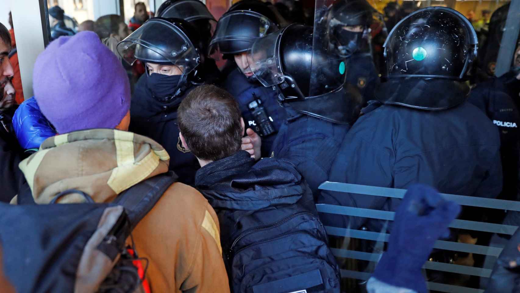 Los bomberos forcejean con los Mossos d'Esquadra en la entrada de la conselleria d'Interior / EFE Toni Albir