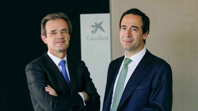 El presidente de CaixaBank, Jordi Gual, y el consejero delegado de la entidad, Gonzalo Gortázar