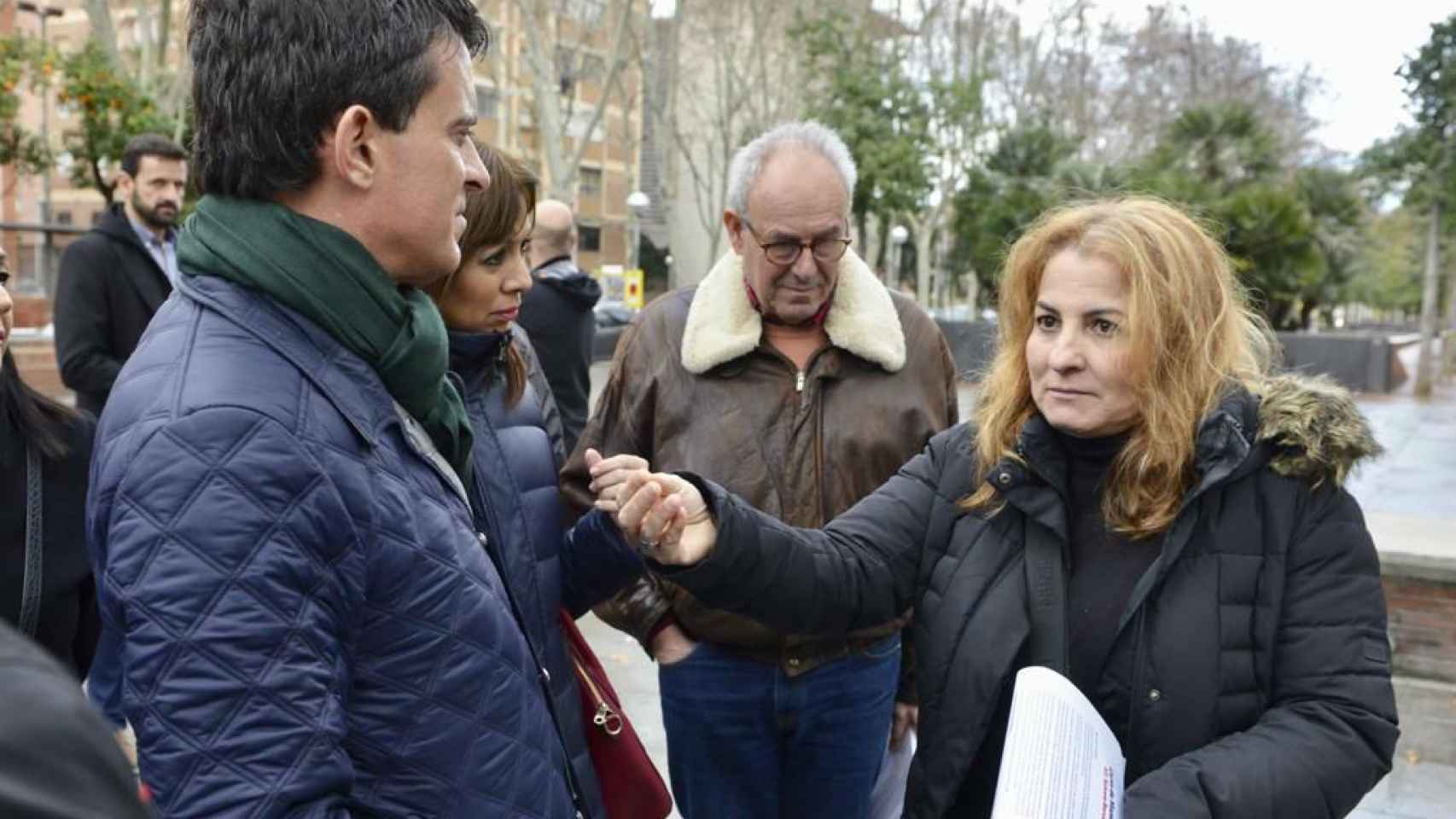 Manuel Valls, junto a una vecina de El Besòs, un barrio que los vecinos ven sucio e inseguro / VALLS BCN 2019