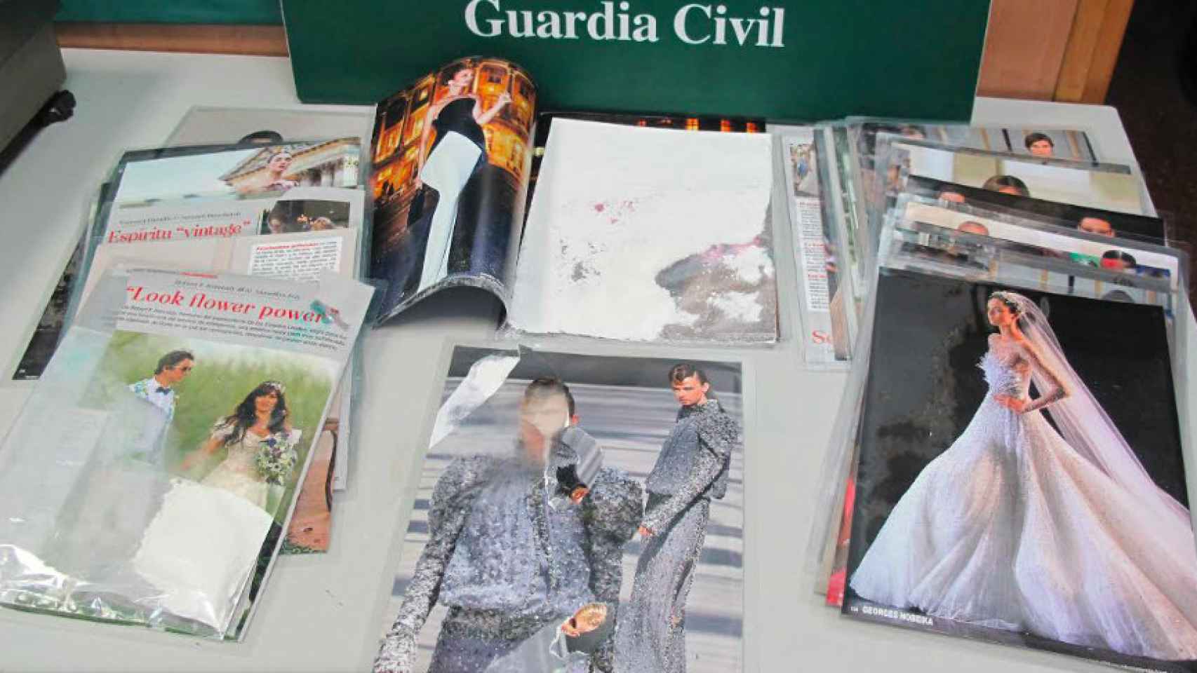 Imagen de la droga que la mujer escondía entre revistas del corazón / GUARDIA CIVIL