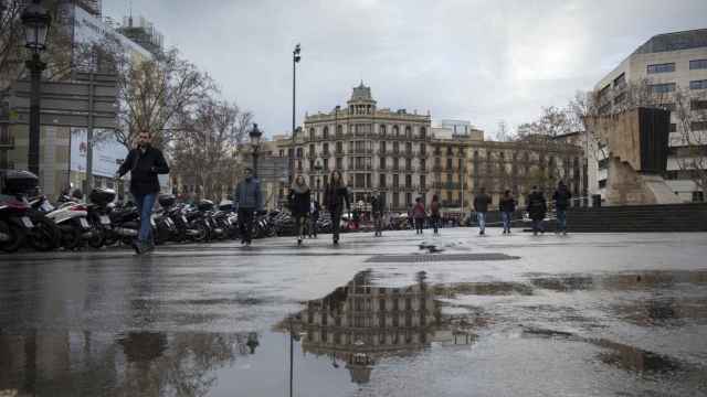 Día de lluvia en Plaza Catalunya / HUGO FERNÁNDEZ
