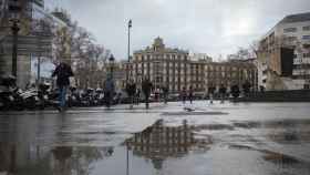 Día de lluvia en Plaza Catalunya / HUGO FERNÁNDEZ