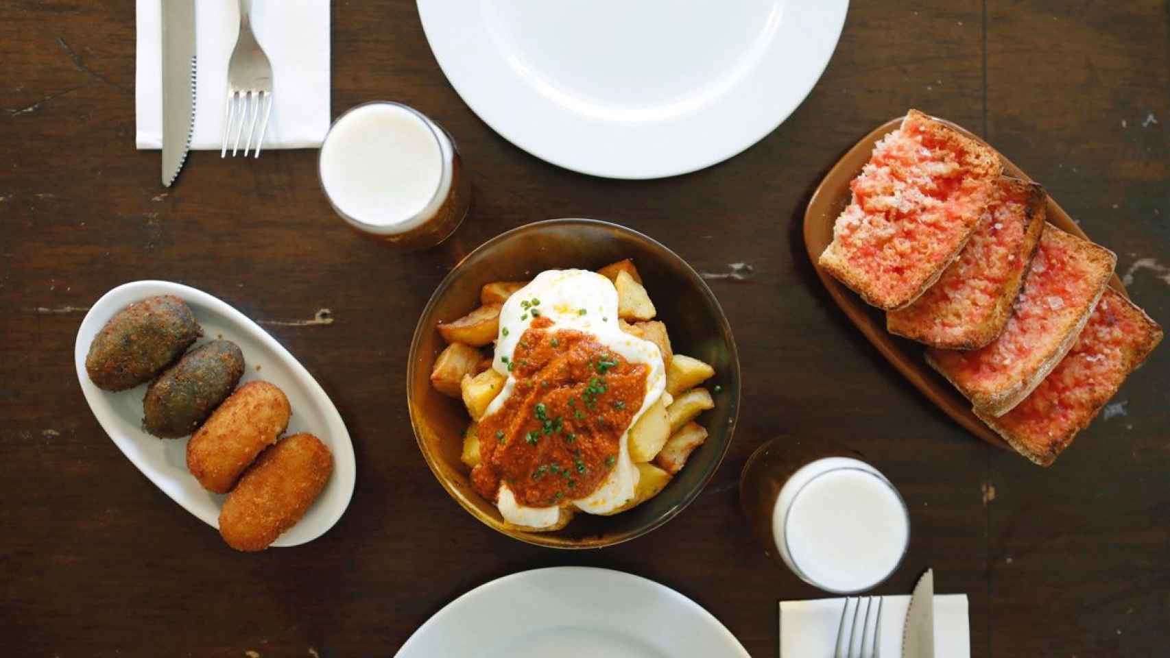 Croquetas, bravas y pan con tomate de Casa Angela, cerca de la Sagrada Família