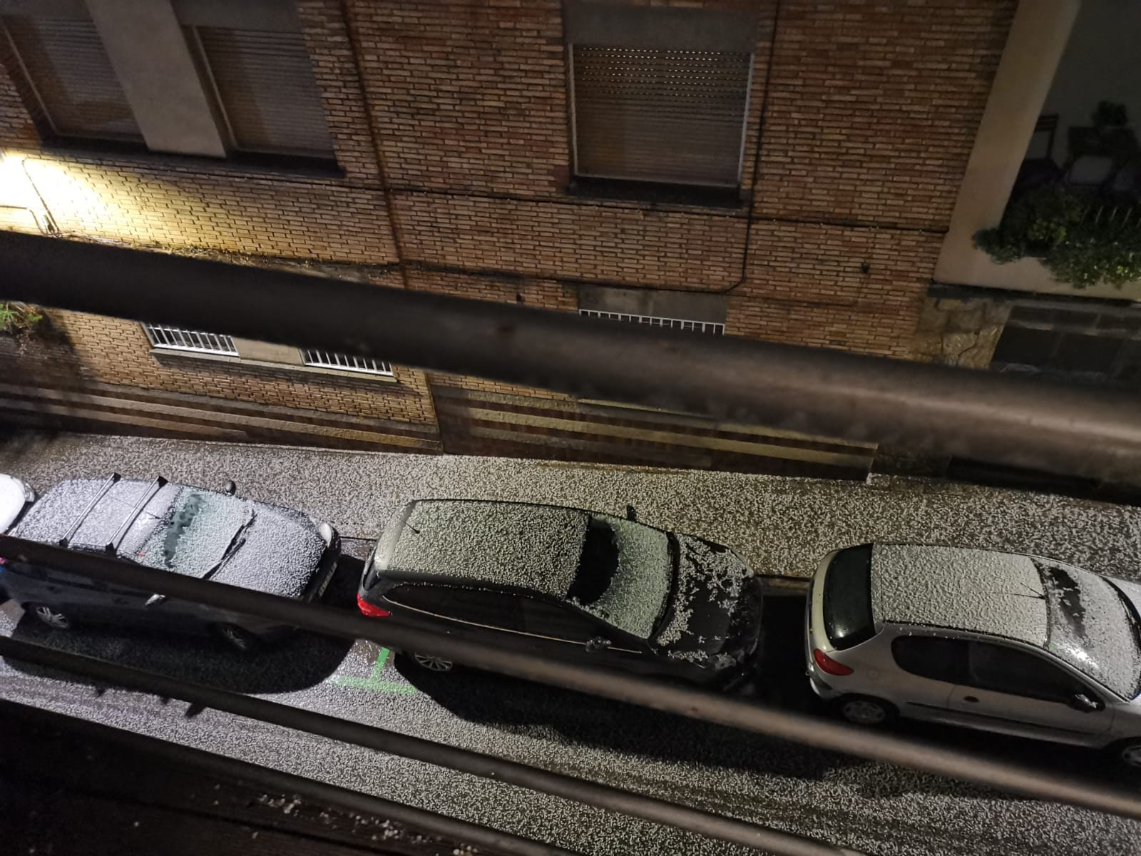 Así quedaron algunas calles de Barcelona tras la tormenta de granizo.