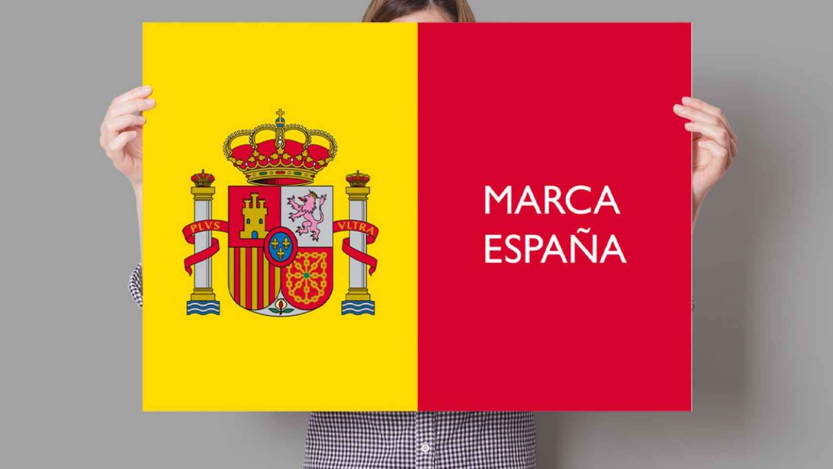 Una mujer sosteniendo la Marca España