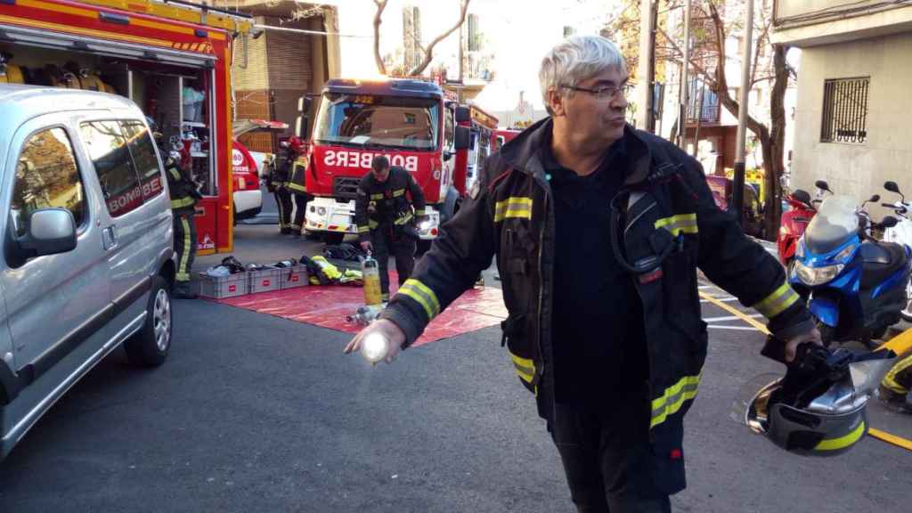 Bomberos trabajando en un incendio en Guinardó / HUGO FERNÁNDEZ