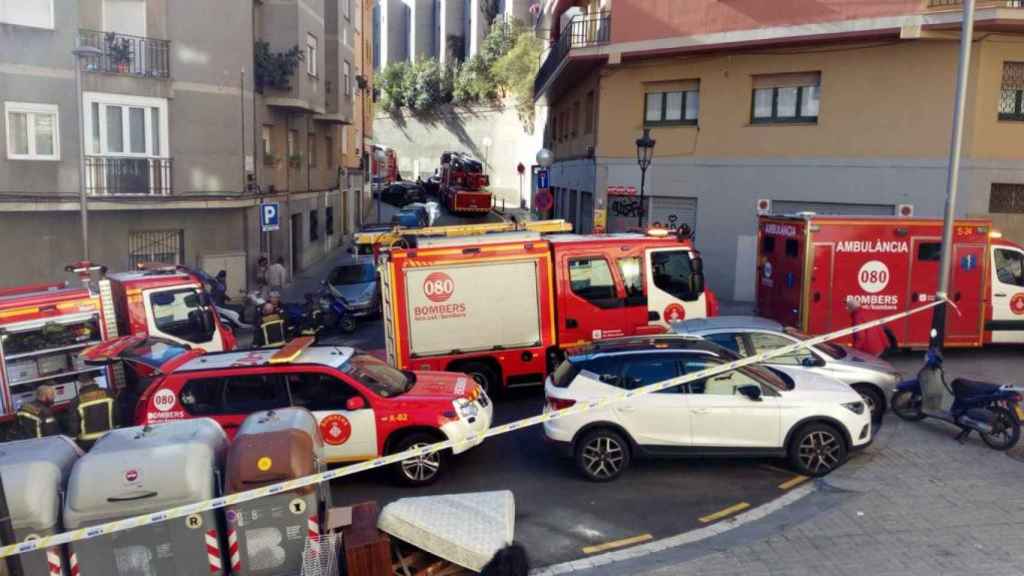 Dotaciones de bomberos en una calle de Barcelona, imagen de archivo / HUGO FERNÁNDEZ