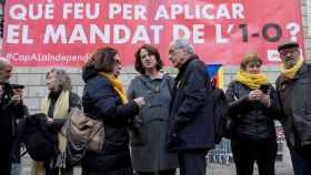 Miembros de la ANC con la presidenta de la organización, Elisenda Paluzie, en plaza Sant Jaume / EFE- Quique García