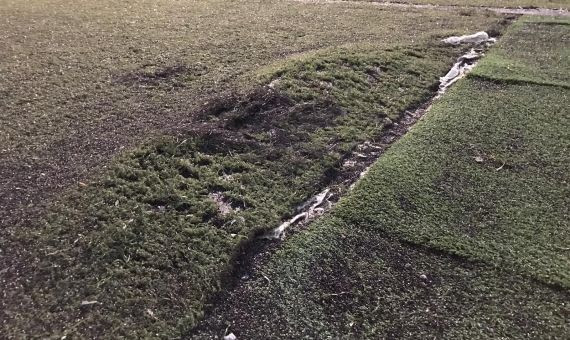 El campo de fútbol 7 de las instalaciones deportivas , totalmente degradado.