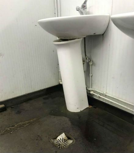 La pica de un lavabo de las instalaciones, medio rotas.