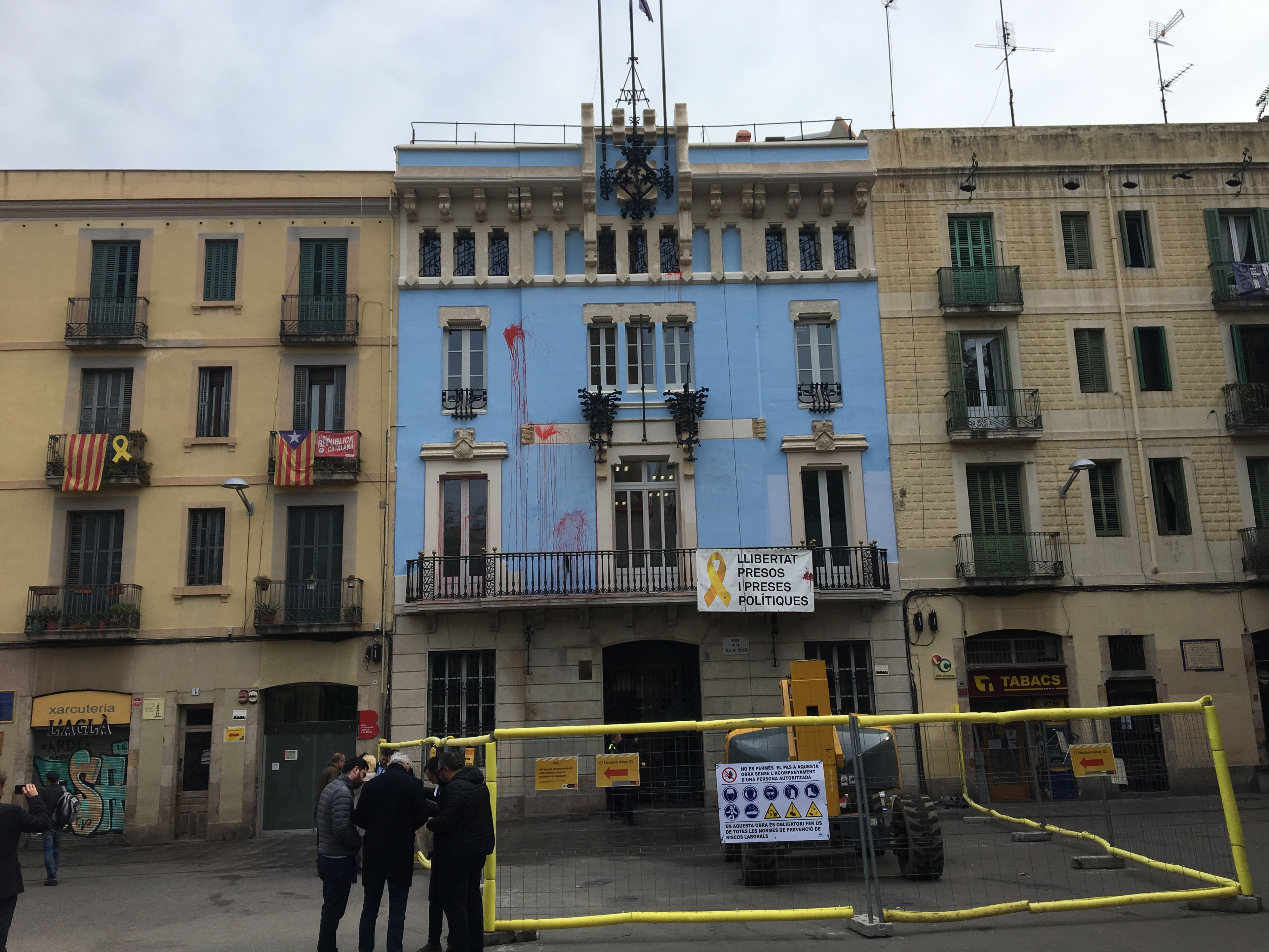 Los jóvenes de Ca la Travalanzaron pintura contra la sede del distrito de Gràcia / P.A.