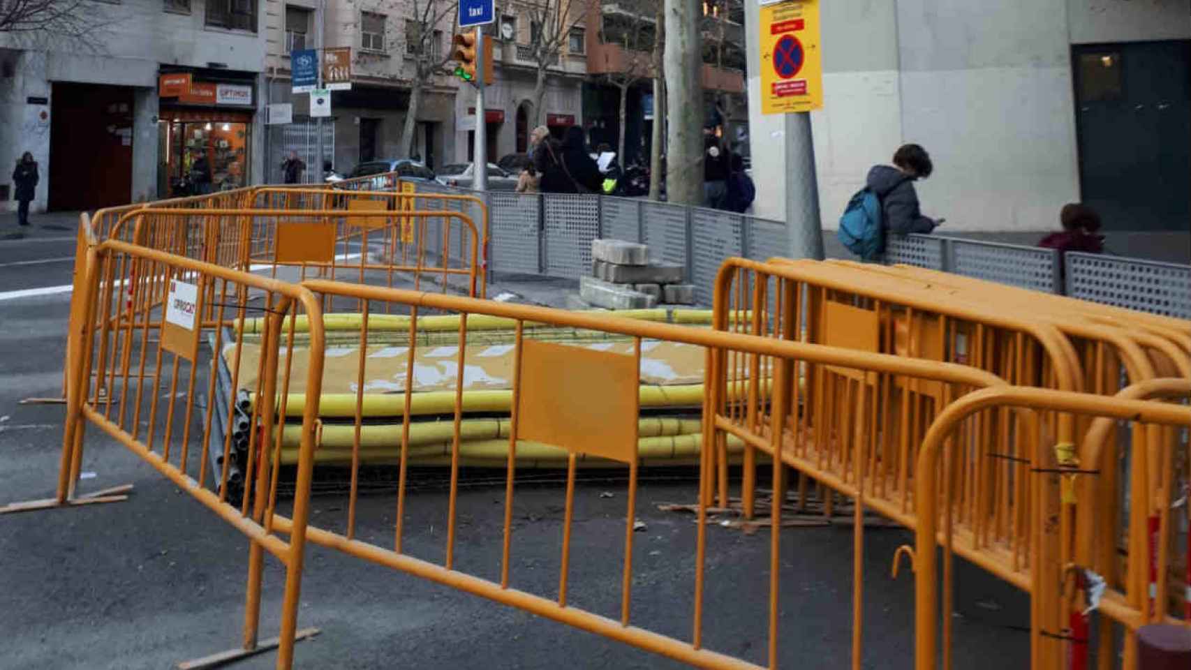 Las obras en el chaflán de la Escola Fructuós Gelabert ya han comenzado. Acaban con los aparcamientos de coches, bicis y motos