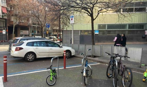 La reforma del chaflán de la Escola Mallorca acabará con el aparcamiento de coches y bicis