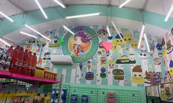 Paredes del Super friki market decoradas con ilustraciones Kawaii / VERÓNICA MUR