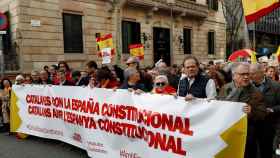 Varias decenas de catalanes se han concentrado este domingo en Barcelona en apoyo a la Constitución española / EFE Toni Albir