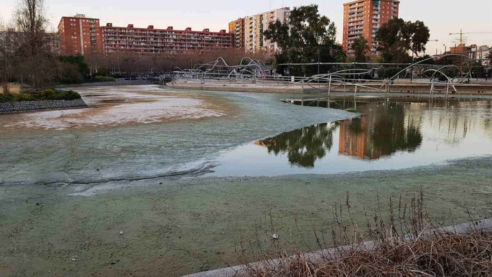 El lago del parque de Diagonal Mar vuelve a estar vacío