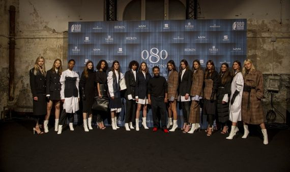 Esaú Yori posando con las modelos tras el desfile / HUGO FERNÁNDEZ