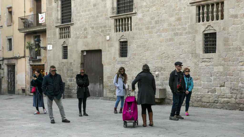 Turistas visitan la plaza del Rey con gafas de realidad virtual / HUGO FERNÁNDEZ