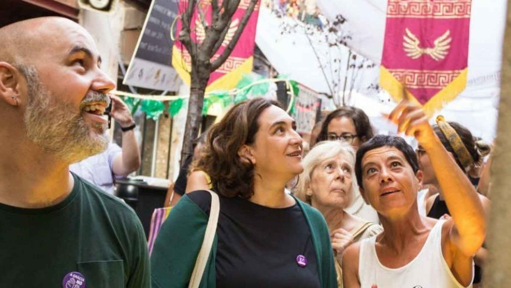 Ada Colau junto al concejal Eloi Badia, que ha sido relegado a la novena posición de la lista electoral