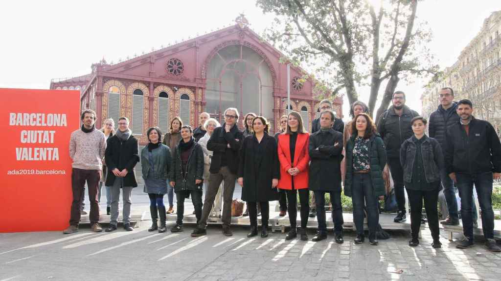 Ada Colau junto al equipo que le acompañará en su candidatura a las elecciones de Barcelona / HUGO FERNÁNDEZ