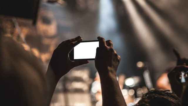 Persona grabando un concierto con su móvil / PIXABAY