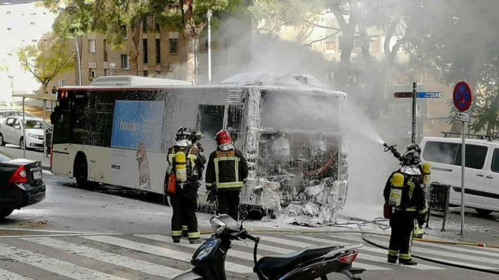 Imagen de archivo de un autobús de TMB que se quemó a finales de 2018