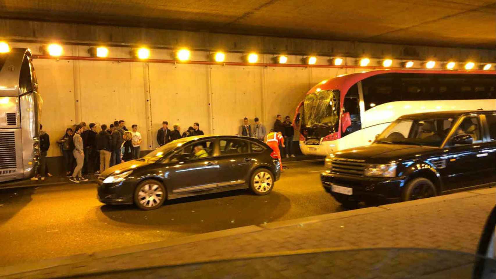 Imagen de uno de los autocares accidentados en ronda Litoral / @antiradarcatala