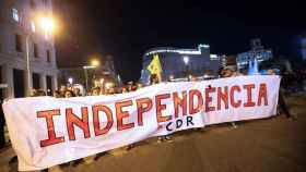 Un grupo de CDR durante la manifestación independentista en Barcelona, que acabó con una pelea / EFE ENRIC FONTCUBERTA