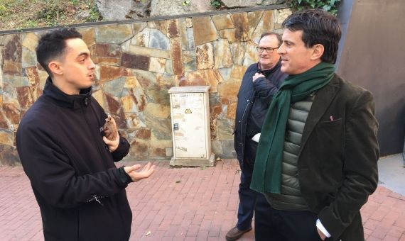 Manuel Valls dialoga con un joven vecino de Ciutat Meridiana que le comenta los problemas del barrio / P. A.