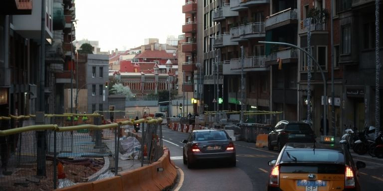 Día nublado en un barrio de Barcelona / HUGO FERNÁNDEZ