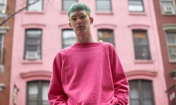 Gus Dapperton en una sesión de fotos en Nueva York