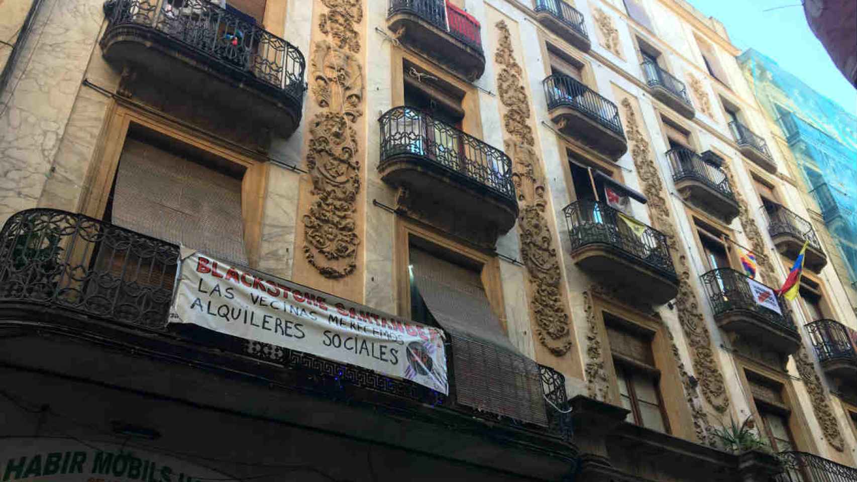 Edificio de la calle Hospital propiedad de Blackstone cuyos vecinos serán desahuciados / CR