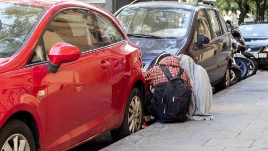 Una pareja de jóvenes se drogan a pocos metros del solar de Drassanes / HUGO FERNÁNDEZ