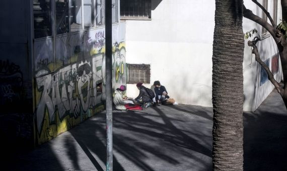 El grupo de toxicómanos frente a la narcosala Baluard / HUGO FERNÁNDEZ