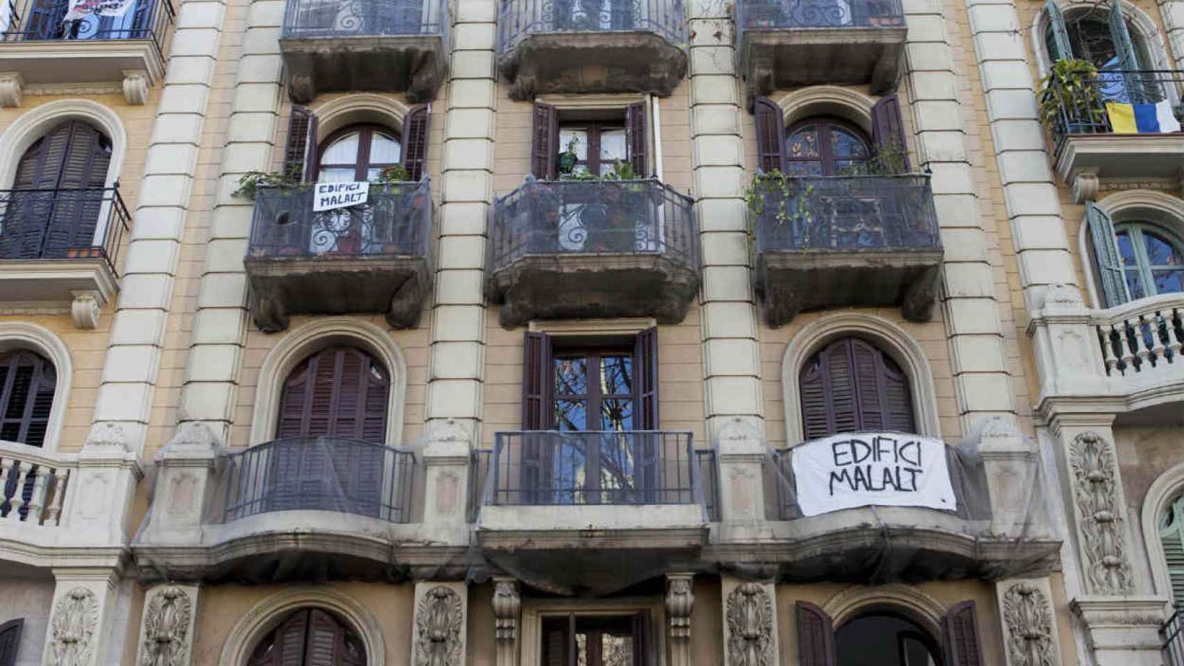 Este edificio está, al parecer, enfermo. ¿Por qué? / HUGO FERNÁNDEZ