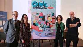 Los organizadores de Cómic Barcelona posando con el cartel de la 37 edición / HUGO FERNÁNDEZ