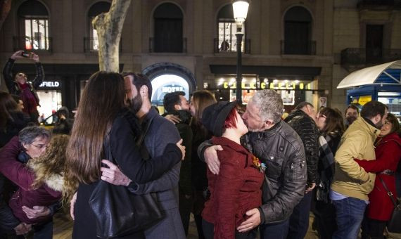 Parejas besándose en el acto organizado por Andreu Casanova / HUGO FERNÁNDEZ
