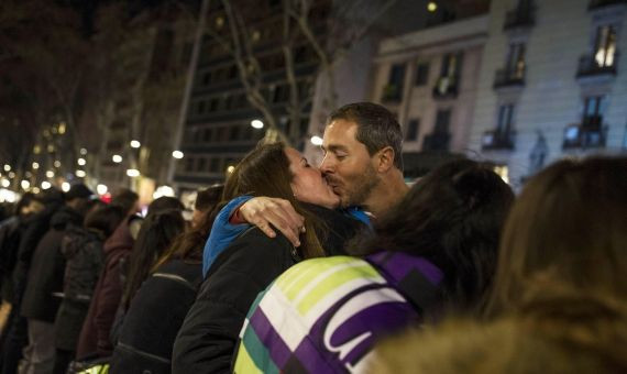 Pareja besándose en el acto organizado por Andreu Casanova / HUGO FERNÁNDEZ