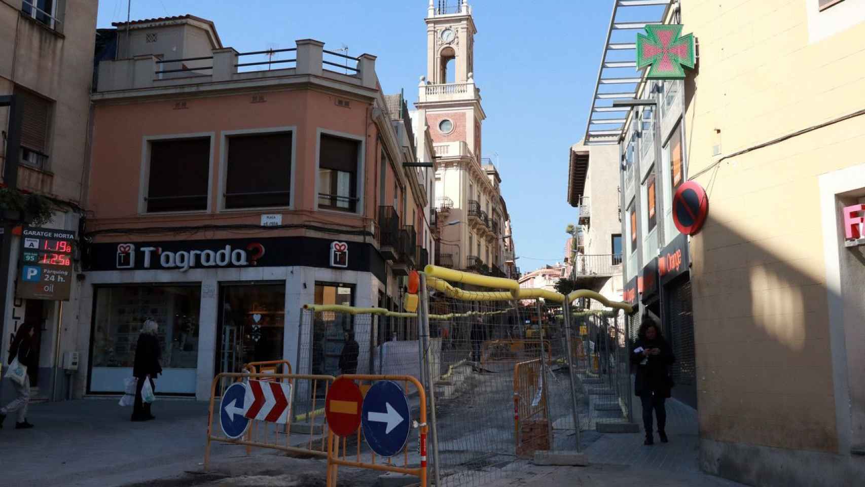 Obras de construcción de la 'superilla' de Horta / HUGO FERNÁNDEZ