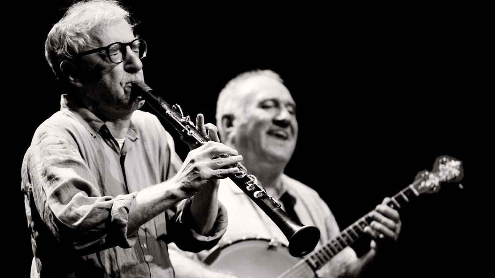 Woody Allen tocando el clarinete con su banda de jazz