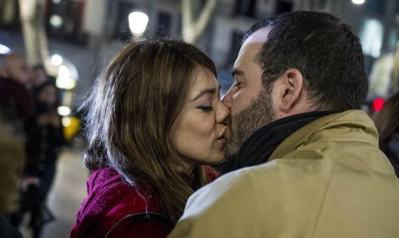 Una pareja besándose en las Ramblas / HUGO FERNÁNDEZ