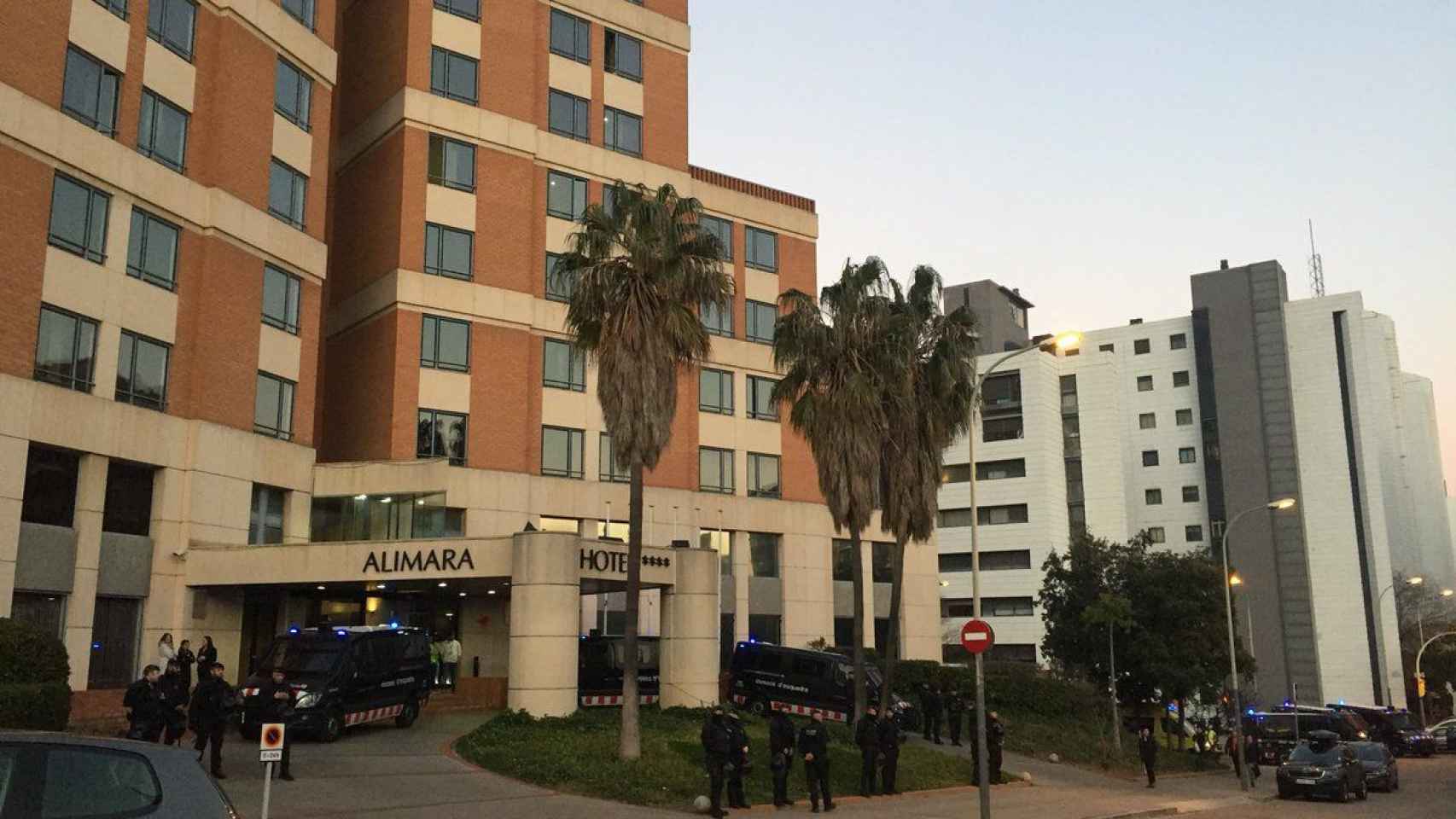 Los mossos han blindado el hotel Alimara de Barcelona, donde se celebraba un acto de Vox / TWITTER @LAIAPAF