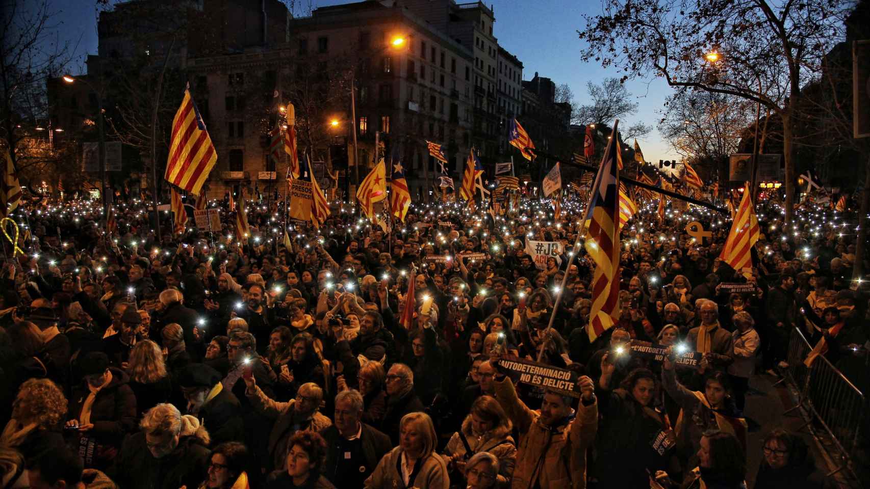 Miles de personas marchan en BCN contra el juicio por el 1-O / HUGO FERNÁNDEZ