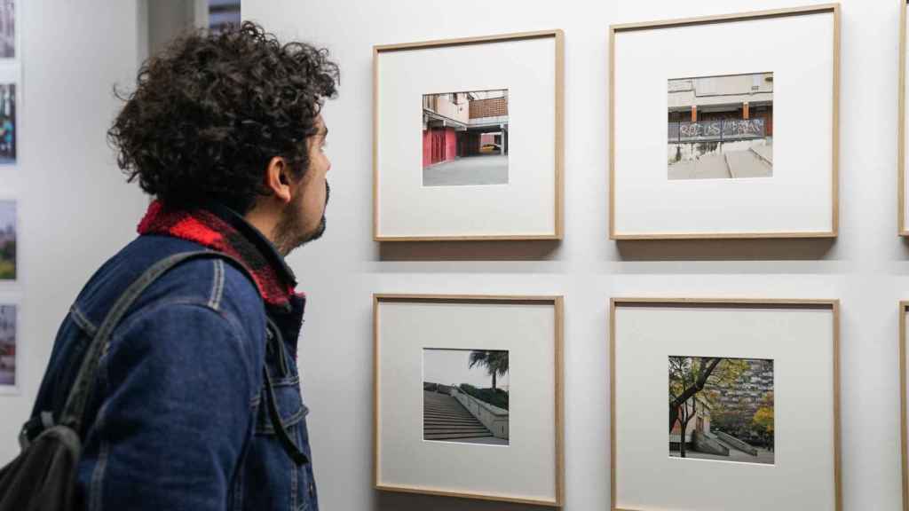 Señor admirando la exposición 'Setze Barris. Mil ciutats' / AYUNTAMIENTO