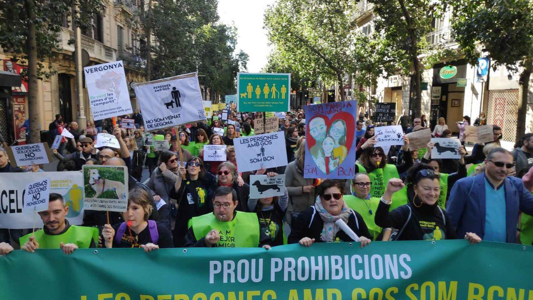 Los dueños de perros marchan en BCN contra el gobierno de Colau / TWITTER @DSS1712