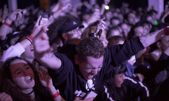 Uno de los asistentes dándolo todo en el Festival Cara B / Sarai Moreira