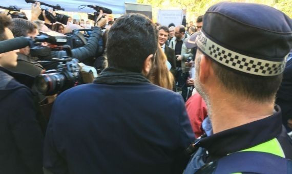 Un guardia urbano protege a Valls en el Raval / Miki