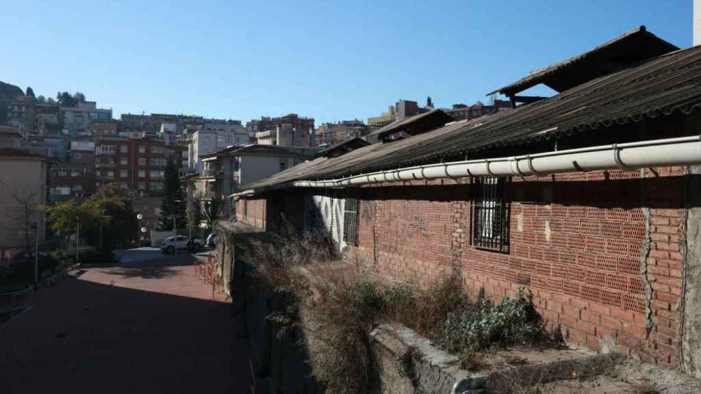 El edificio de la Bòbila sigue en ruinas pese a las promesas del Ayuntamiento / HUGO FERNÁNDEZ