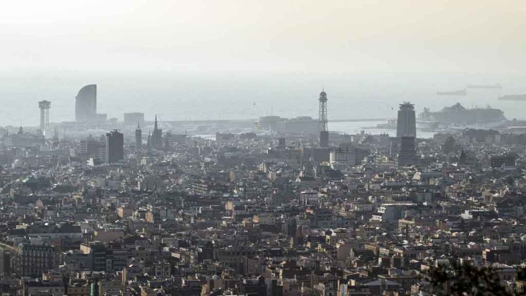 Un vecino de Barcelona ha denunciado al Ayuntamiento por no reducir la contaminación / HUGO FERNÁNDEZ